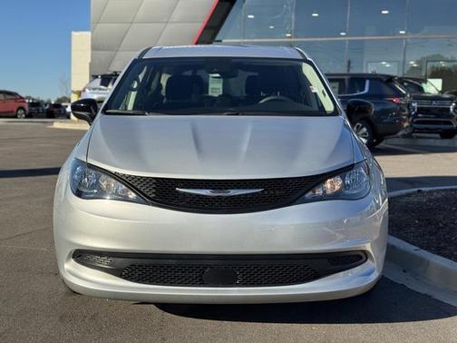 2024 Chrysler Voyager LX