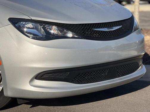 2024 Chrysler Voyager LX