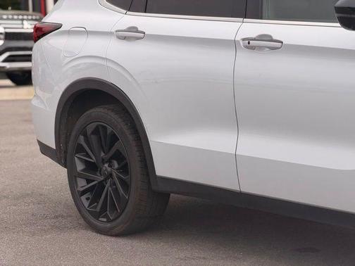 White Diamond 2023 Mitsubishi Outlander SE Black Edition 2WD