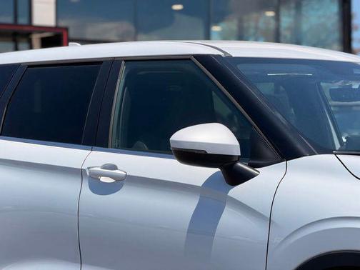 White Diamond 2026 Mitsubishi Outlander ES