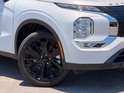 White Diamond 2026 Mitsubishi Outlander LE
