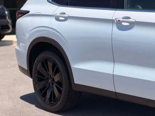 White Diamond 2026 Mitsubishi Outlander LE