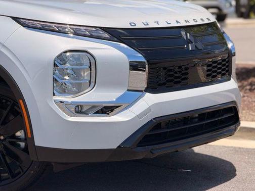 White Diamond 2026 Mitsubishi Outlander LE