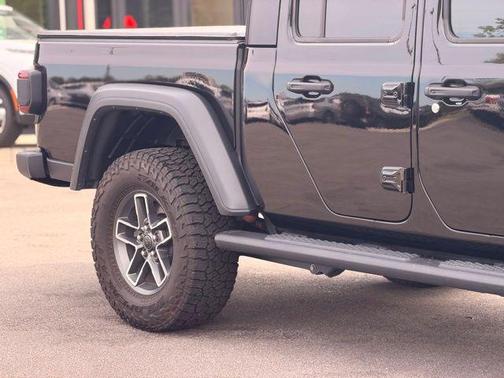 Black Clearcoat 2024 Jeep Gladiator Mojave