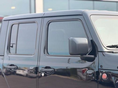 Black Clearcoat 2024 Jeep Gladiator Mojave