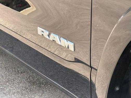 Diamond Black Crystal Pearlcoat 2021 RAM 1500 Laramie