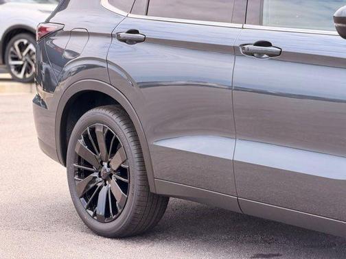 Graphite Gray 2026 Mitsubishi Outlander LE