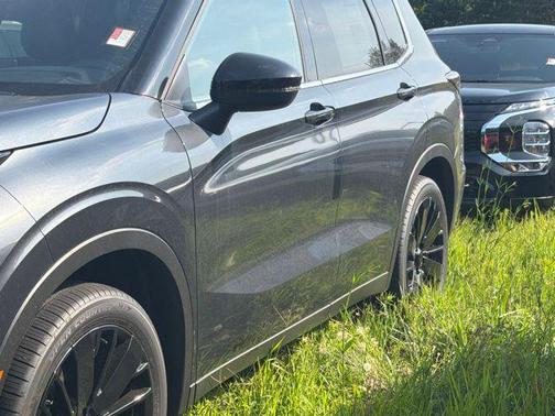 Graphite Gray 2026 Mitsubishi Outlander LE
