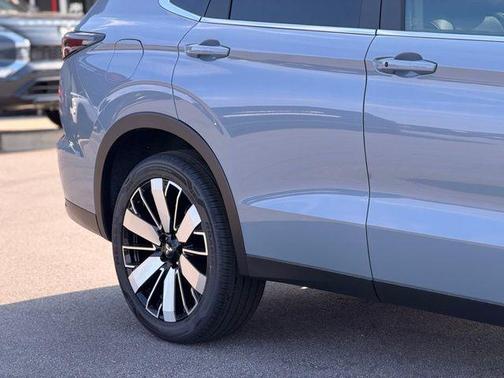 Moonstone Gray Metallic 2026 Mitsubishi Outlander SE
