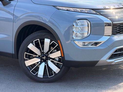 Moonstone Gray Metallic 2026 Mitsubishi Outlander SE
