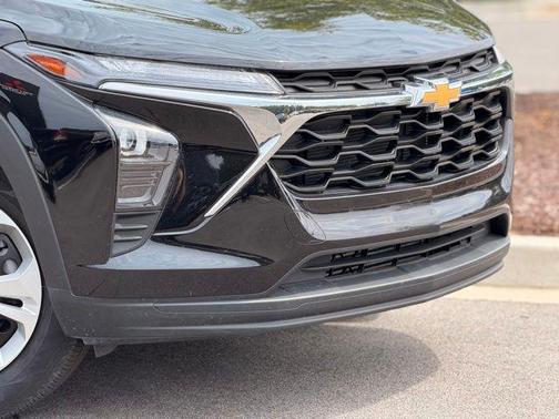 Mosaic Black Metallic 2025 Chevrolet Trax LS