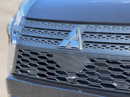 Labrador Black Pearl 2026 Mitsubishi Eclipse Cross ES