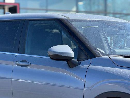 Moonstone Gray Metallic 2026 Mitsubishi Outlander SE 1.5T 2WD