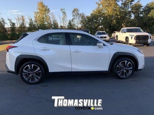 Photo 4 of 41 of 2020 Lexus UX 200 Base