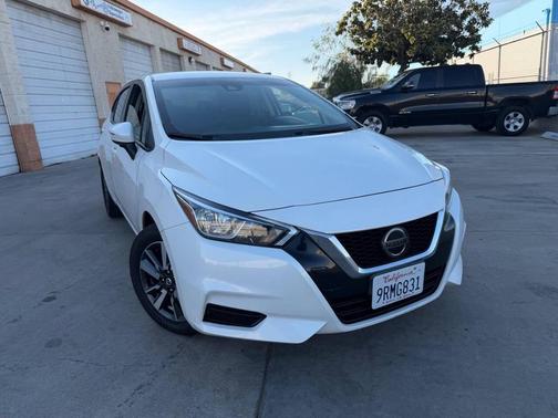 Aspen White TriCoat Pearl 2021 Nissan Versa 1.6 SV