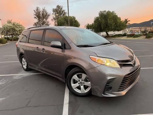2020 Toyota Sienna LE