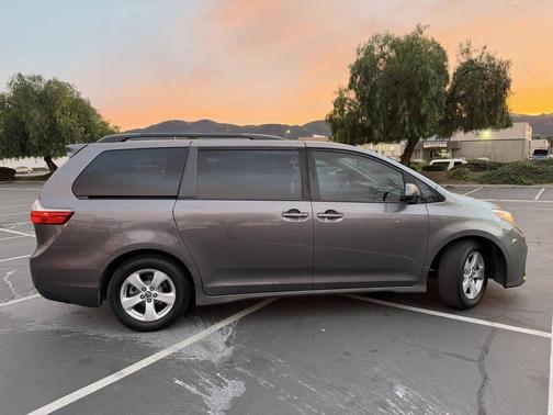 2020 Toyota Sienna LE