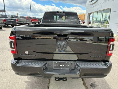 Diamond Black Crystal Pearlcoat 2024 RAM 3500 Laramie Crew Cab 4x4 8' Box