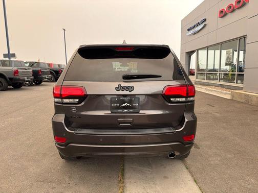 Granite Crystal Metallic Clearcoat 2021 Jeep Grand Cherokee Laredo