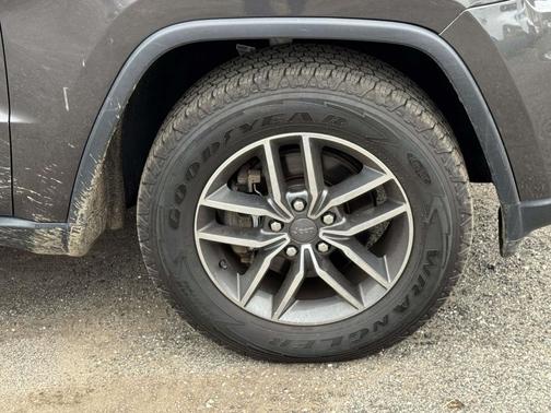 Granite Crystal Metallic Clearcoat 2019 Jeep Grand Cherokee Laredo