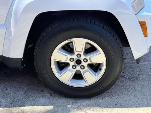 Bright White 2011 Jeep Liberty Sport