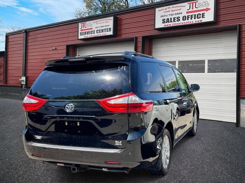 Midnight Black Metallic 2016 Toyota Sienna XLE
