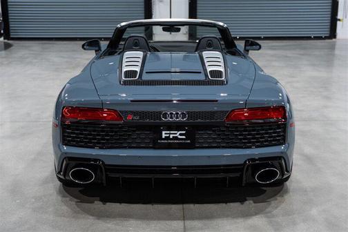 Kemora Gray Metallic 2022 Audi R8 5.2 V10 performance