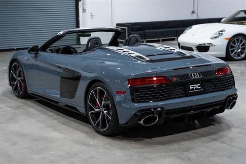 Kemora Gray Metallic 2022 Audi R8 5.2 V10 performance