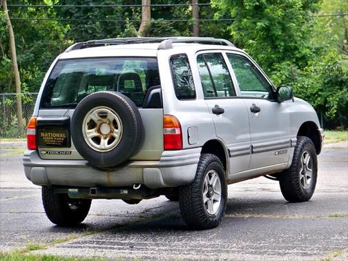 2002 Chevrolet Tracker 4-Door Hardtop 4WD