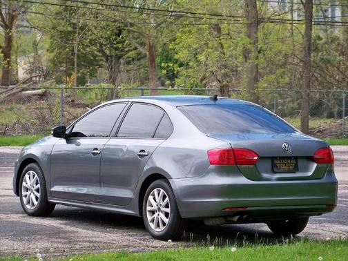 Gray 2012 Volkswagen Jetta SE