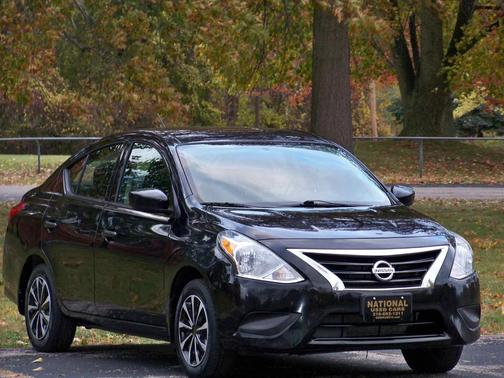 Super Black 2019 Nissan Versa 1.6 S