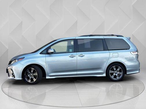 2020 Toyota Sienna SE