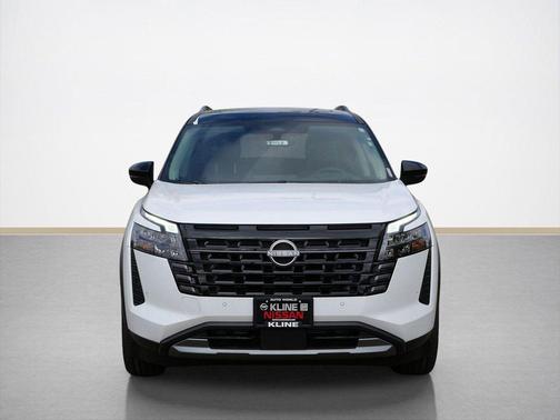 Everest White Pearl/Black 2026 Nissan Pathfinder Platinum