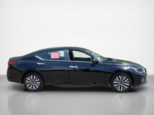 Super Black Clearcoat 2023 Nissan Altima 2.5 SV