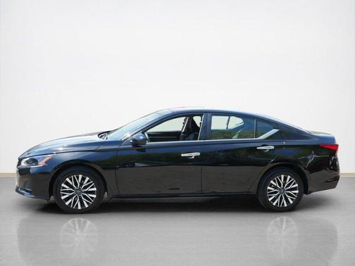 Super Black Clearcoat 2023 Nissan Altima 2.5 SV