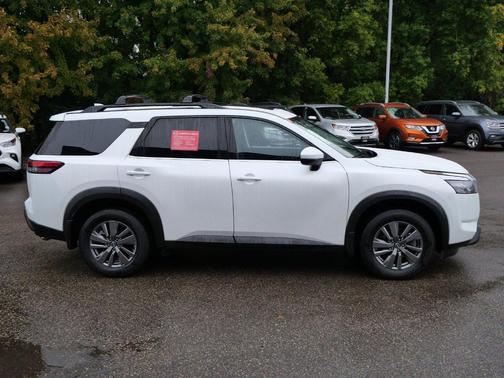 Everest White Pearl 2025 Nissan Pathfinder SV 4WD