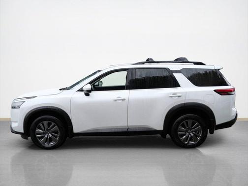 Everest White Pearl 2025 Nissan Pathfinder SV 4WD