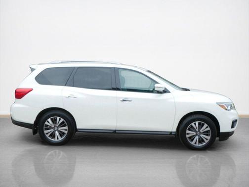 2017 Nissan Pathfinder SL