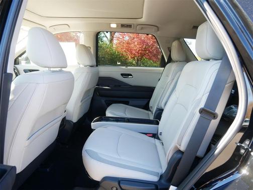 2025 Nissan Pathfinder SL 4WD