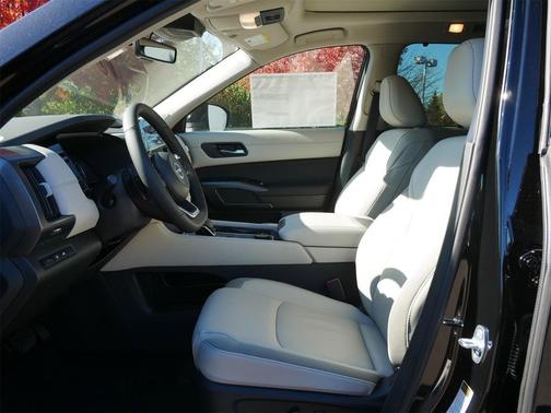 2025 Nissan Pathfinder SL 4WD