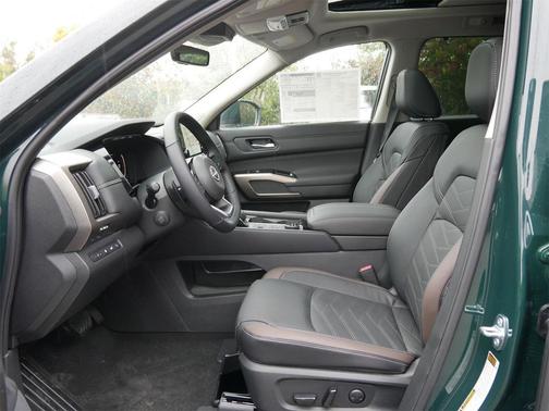 2025 Nissan Pathfinder Platinum 4WD