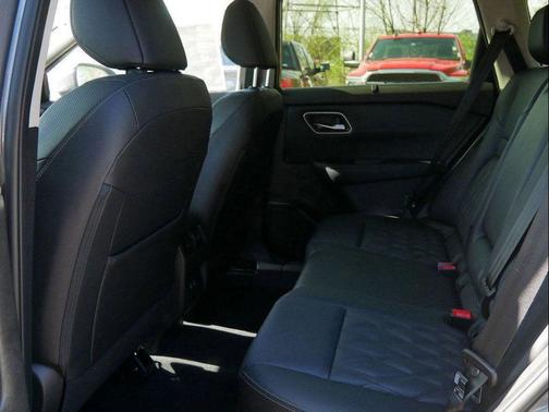 Everest White Pearl Tricoat 2026 Nissan Rogue Platinum
