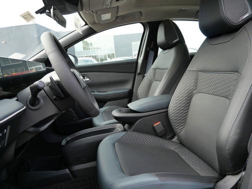 Everest White Pearl/Black 2026 Nissan Leaf PLATINUM+