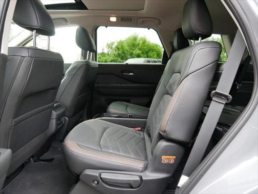 2025 Nissan Pathfinder Platinum 4WD