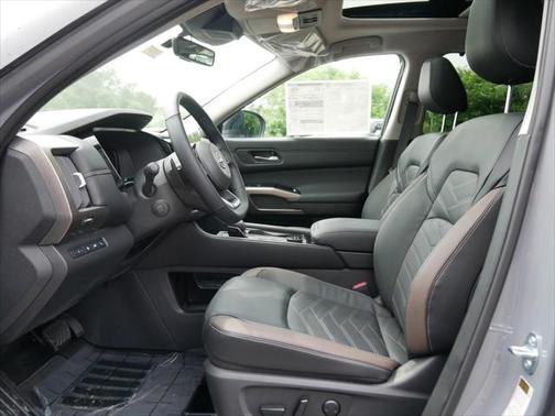 2025 Nissan Pathfinder Platinum 4WD
