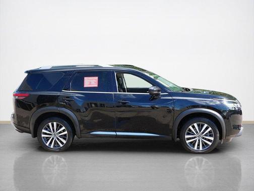 Super Black 2022 Nissan Pathfinder Platinum 4WD