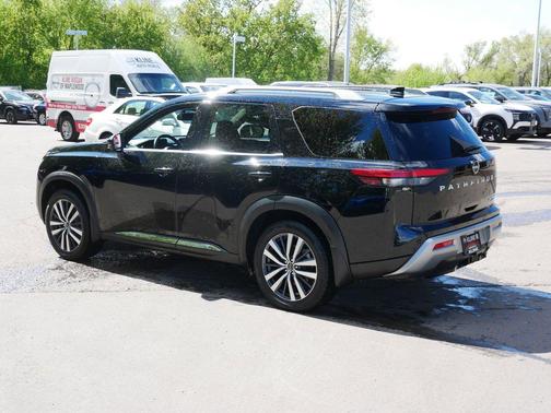 Super Black 2022 Nissan Pathfinder Platinum 4WD