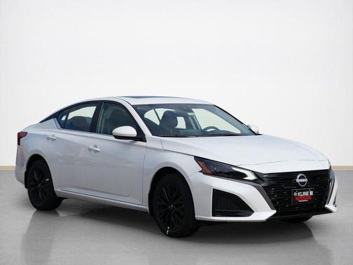 Pearl White Tricoat 2026 Nissan Altima 2.5 SV