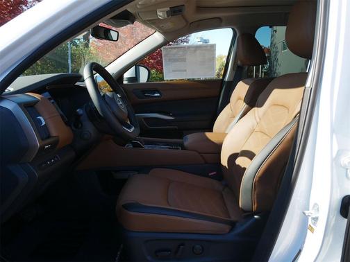 2025 Nissan Pathfinder Platinum 4WD