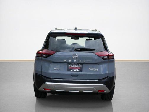 Boulder Gray Pearl/Super Black 2023 Nissan Rogue Platinum